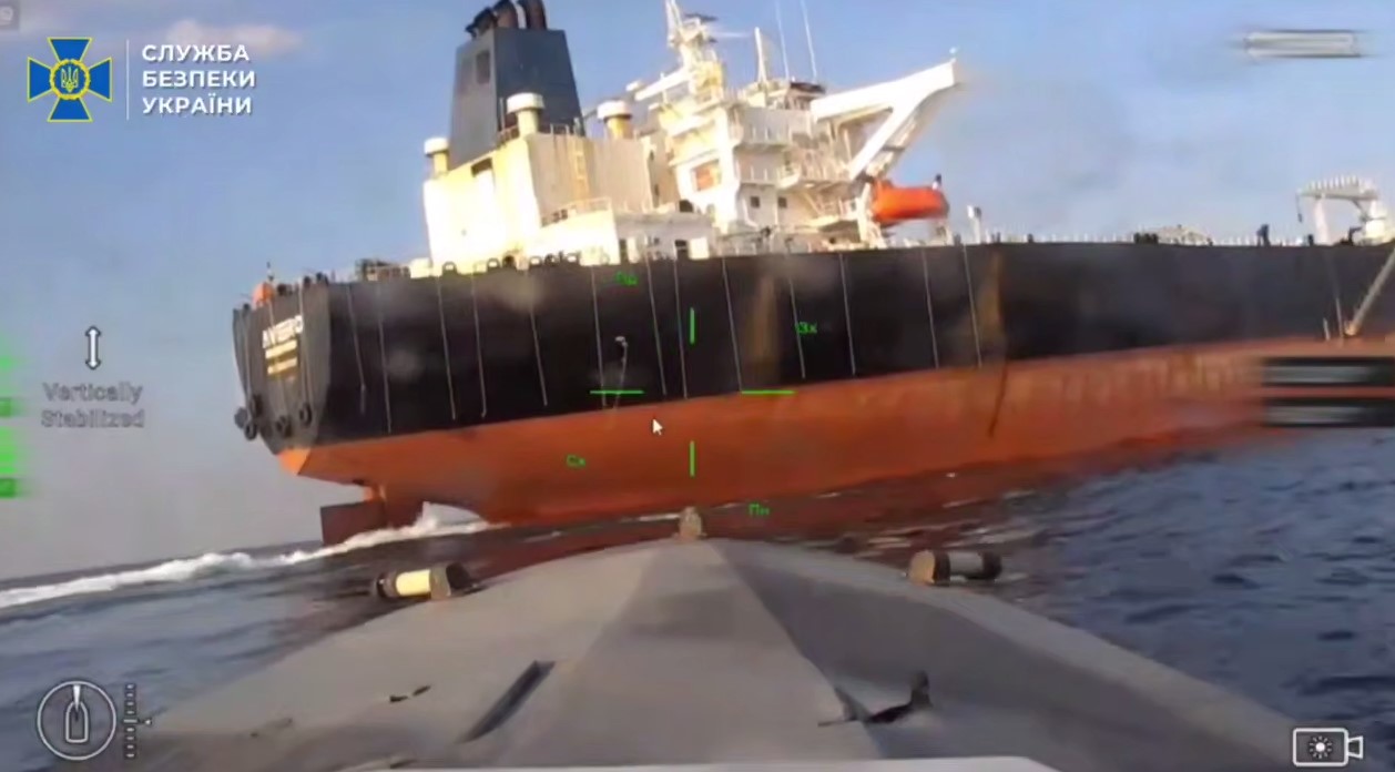 СБУ атакувала морським дроном «Мамай» російський танкер Avero СБУ атакувала морським дроном «Мамай» російський танкер Avero